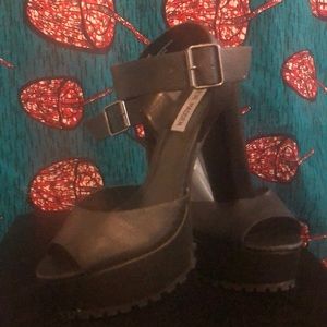 Black platform chunky heel. Steve Madden